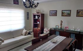 Casa com hidro dupla, TV a cabo e split
